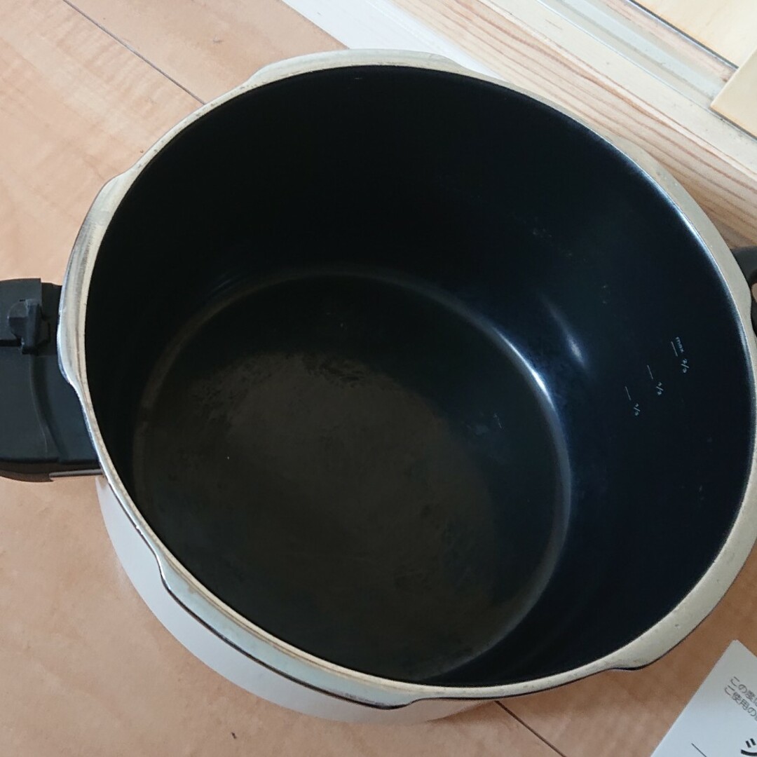 【カナsad様】silit シリット 4.5 L ホワイト  シラルガン 圧力鍋 インテリア/住まい/日用品のキッチン/食器(鍋/フライパン)の商品写真