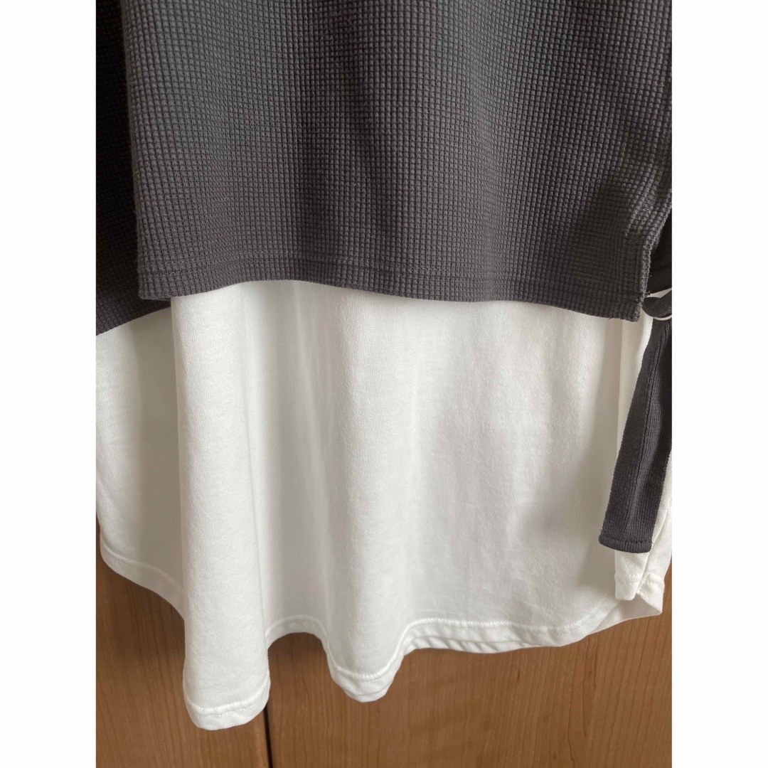 niko and...(ニコアンド)のワッフルレイヤード風半袖プルオーバー チャコールグレー×ホワイト レディースのトップス(Tシャツ(半袖/袖なし))の商品写真