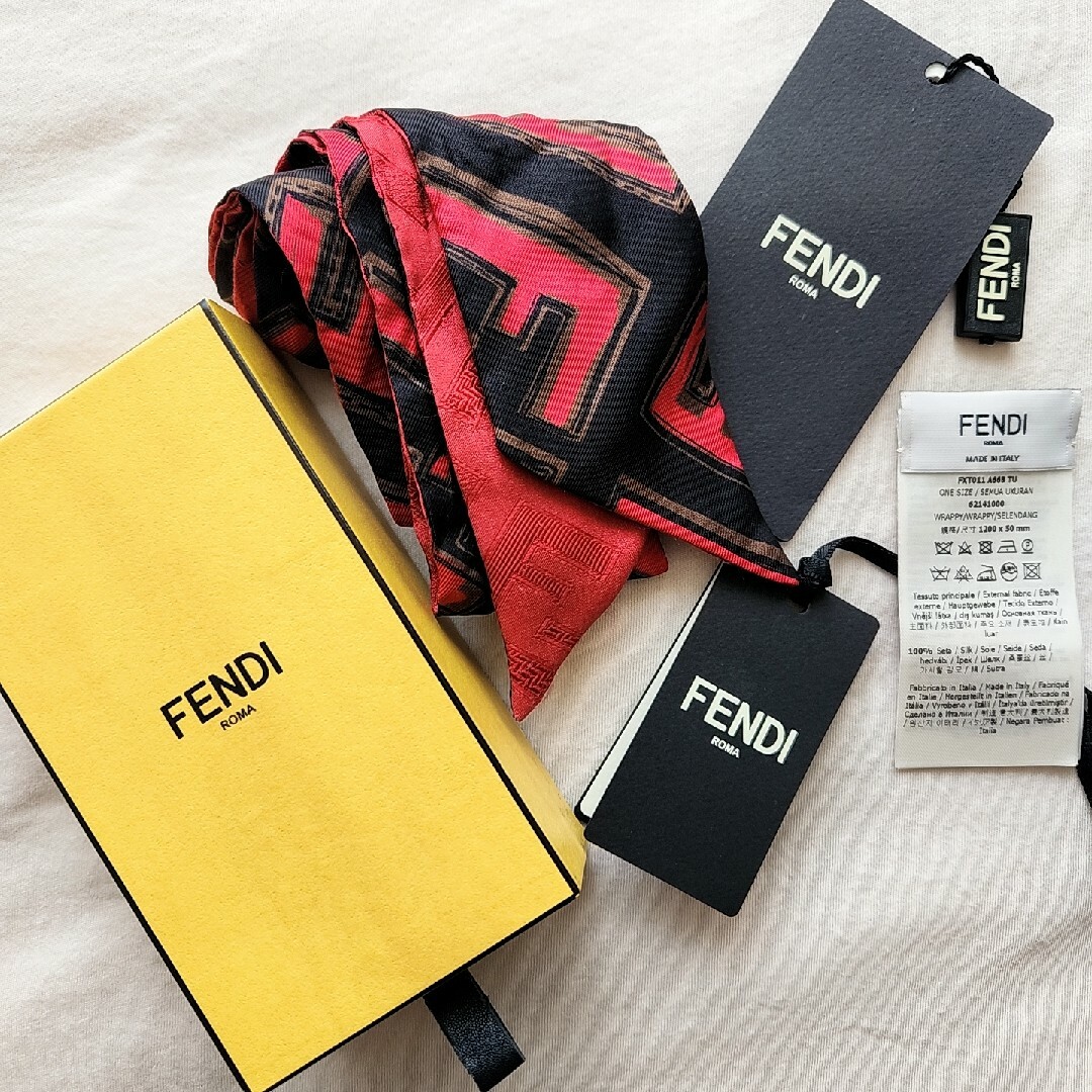 専用！FENDI フェンディ ラッピー　シルクスカーフ　未使用　ピーカブー