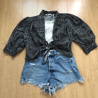 ザラ(ZARA)のZARA 短めトップス　ペーズリー柄(シャツ/ブラウス(半袖/袖なし))