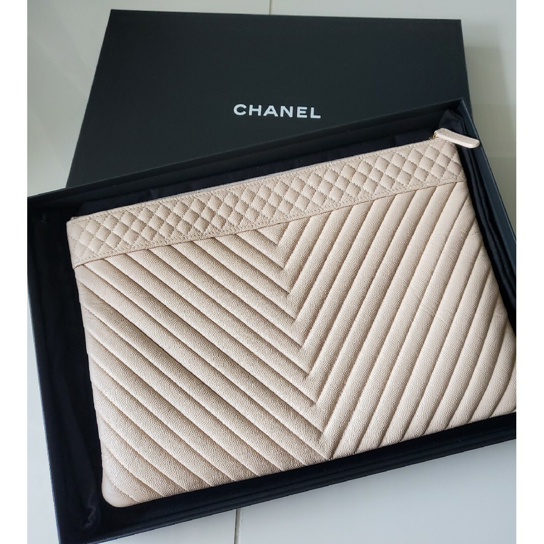 CHANEL Vステッチクラッチバック