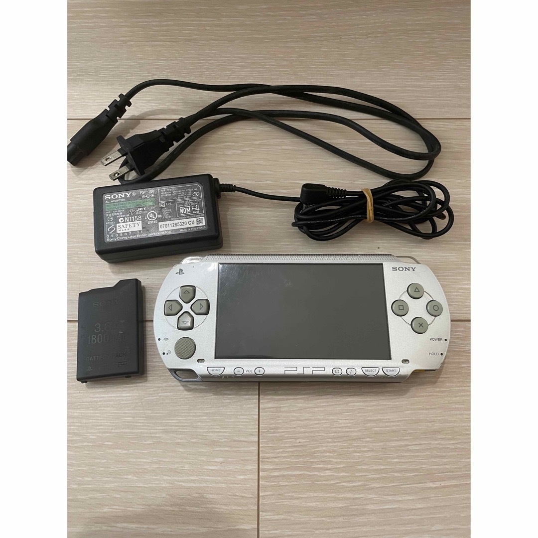 PlayStation Portable(プレイステーションポータブル)のPSP 1000 本体 シルバー エンタメ/ホビーのゲームソフト/ゲーム機本体(携帯用ゲーム機本体)の商品写真