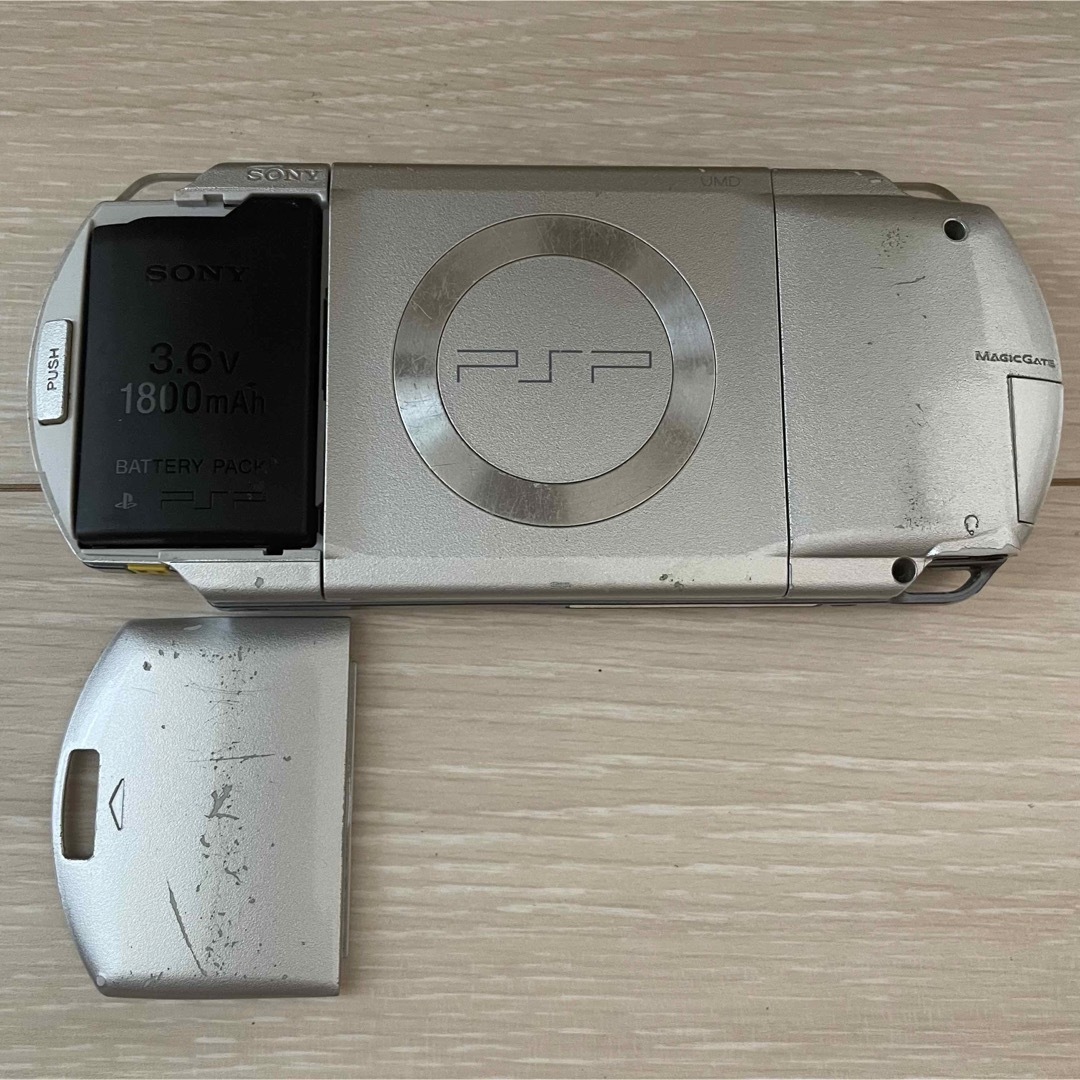 PlayStation Portable(プレイステーションポータブル)のPSP 1000 本体 シルバー エンタメ/ホビーのゲームソフト/ゲーム機本体(携帯用ゲーム機本体)の商品写真