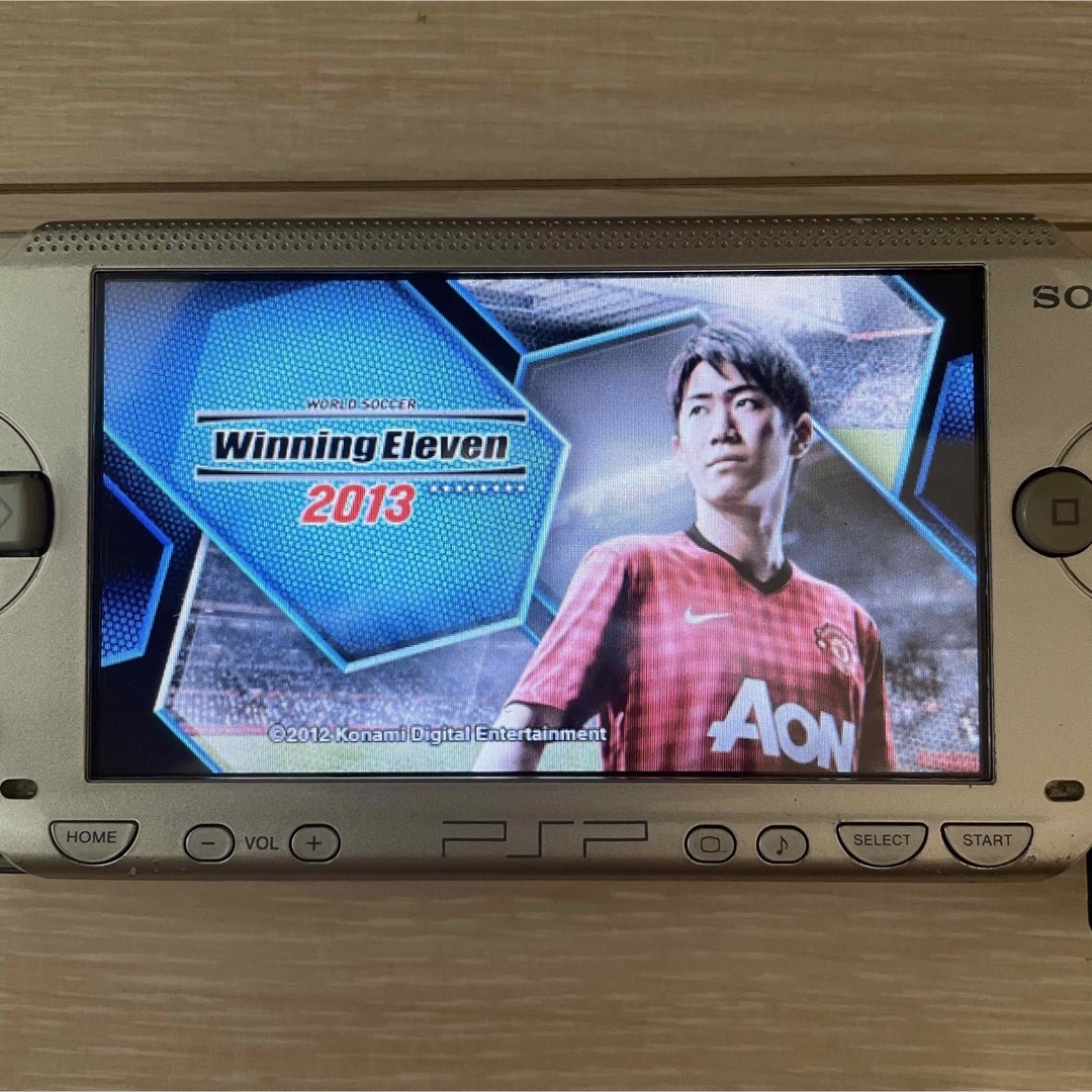 PlayStation Portable(プレイステーションポータブル)のPSP 1000 本体 シルバー エンタメ/ホビーのゲームソフト/ゲーム機本体(携帯用ゲーム機本体)の商品写真