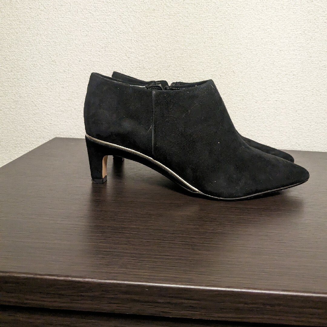 Clarks(クラークス)のClarksスエードブーティー　23.5cm　本皮 レディースの靴/シューズ(ブーツ)の商品写真