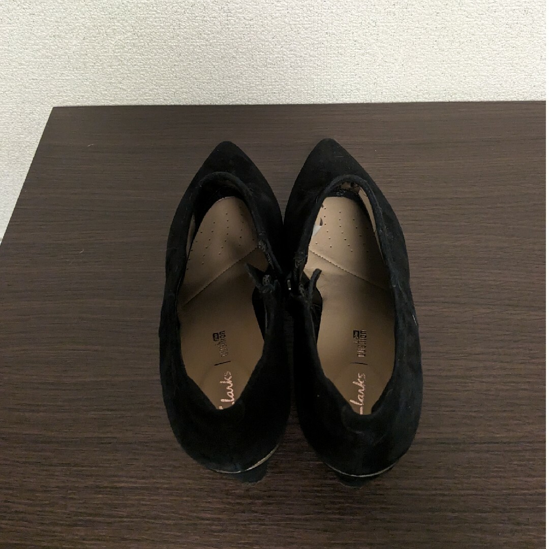 Clarks(クラークス)のClarksスエードブーティー　23.5cm　本皮 レディースの靴/シューズ(ブーツ)の商品写真