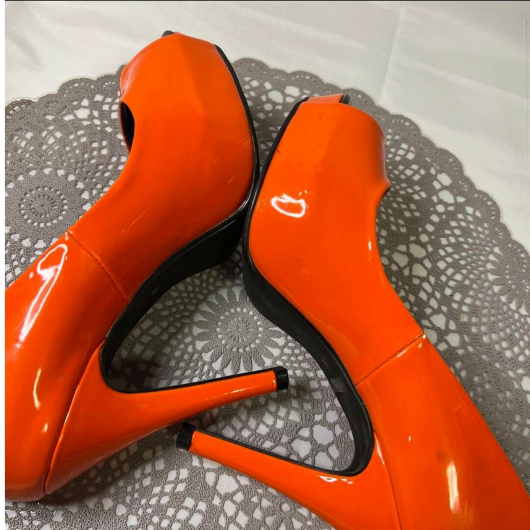 SLY(スライ)のsly チャーム付き　オープントゥ　パンプス　オレンジ レディースの靴/シューズ(ハイヒール/パンプス)の商品写真