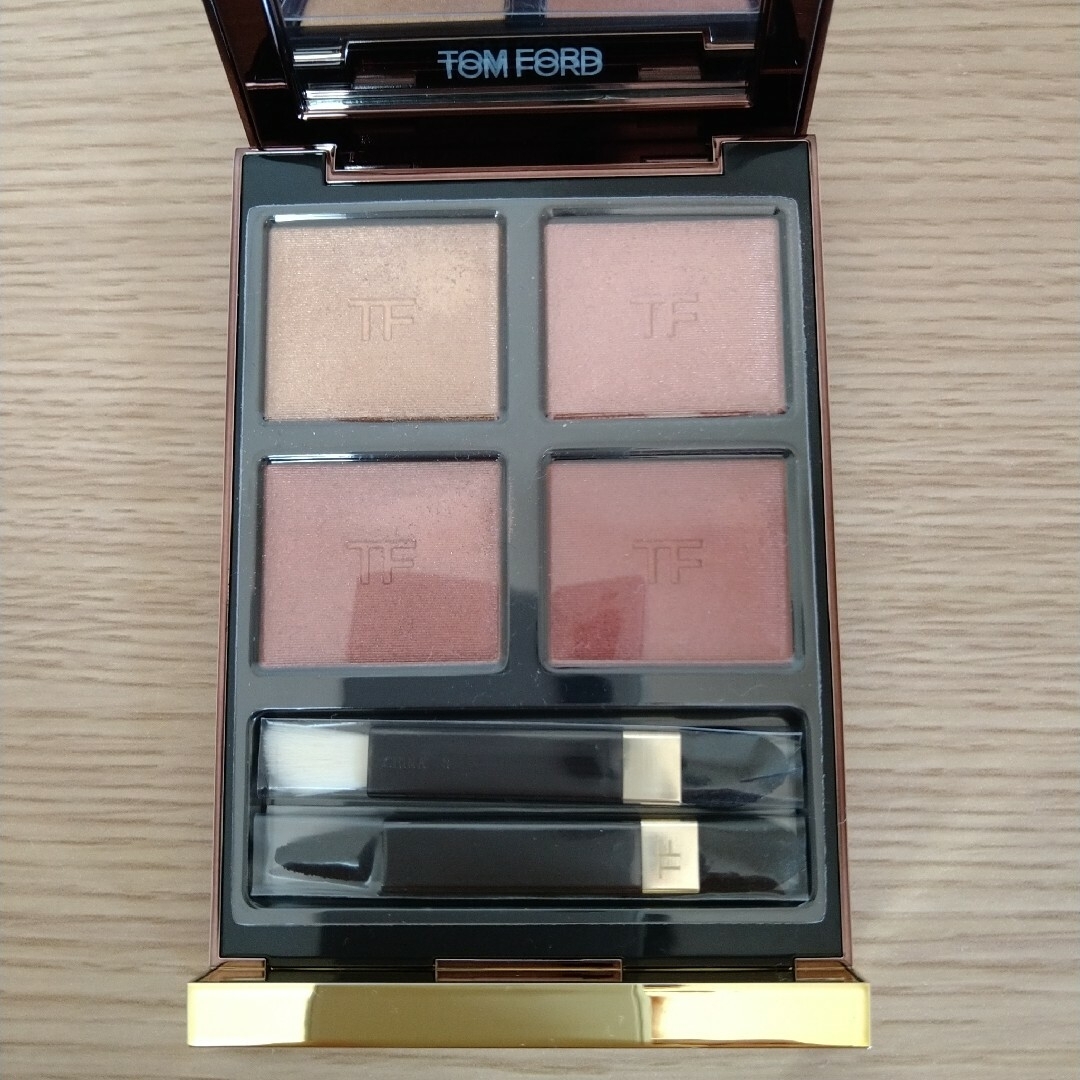 TOM FORD BEAUTY(トムフォードビューティ)の【専用】トムフォード　アイカラークォード　40Ａ ゴールデンアワー コスメ/美容のベースメイク/化粧品(アイシャドウ)の商品写真