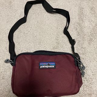 パタゴニア(patagonia)の新品　パタゴニア　ショルダーポーチ　エンジ(ショルダーバッグ)