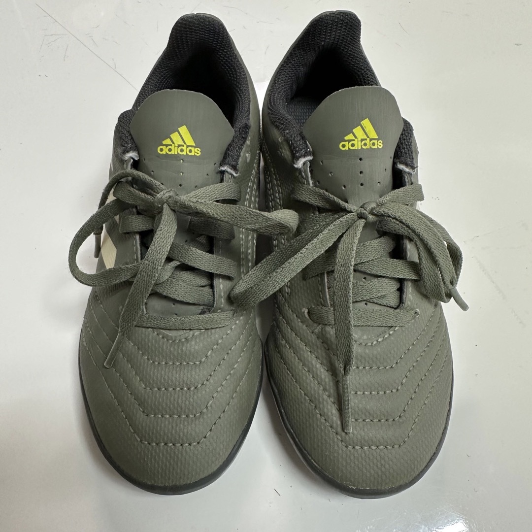 adidas(アディダス)のadidas アディダス　18cm  スニーカー サッカー キッズ/ベビー/マタニティのキッズ靴/シューズ(15cm~)(スニーカー)の商品写真