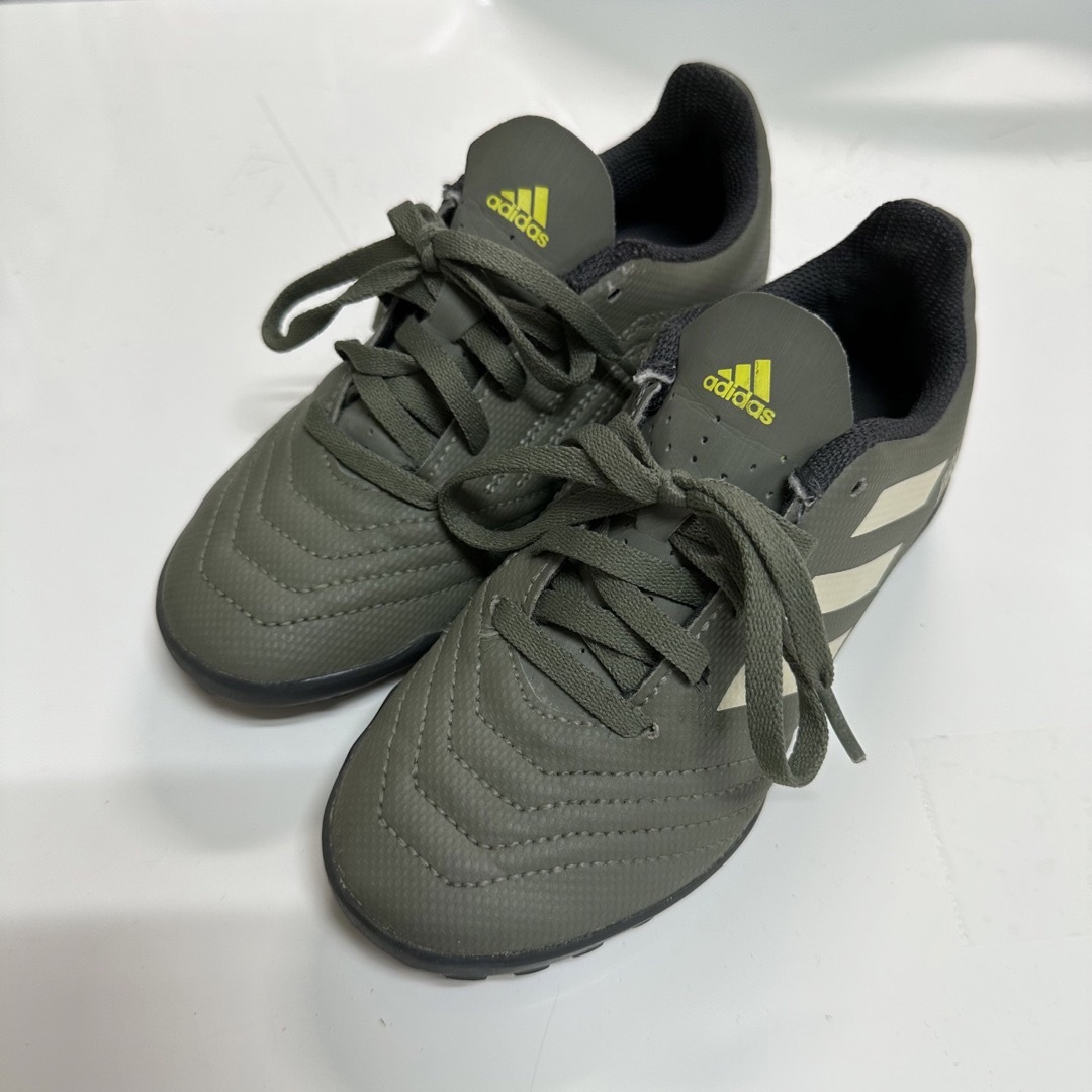 adidas(アディダス)のadidas アディダス　18cm  スニーカー サッカー キッズ/ベビー/マタニティのキッズ靴/シューズ(15cm~)(スニーカー)の商品写真