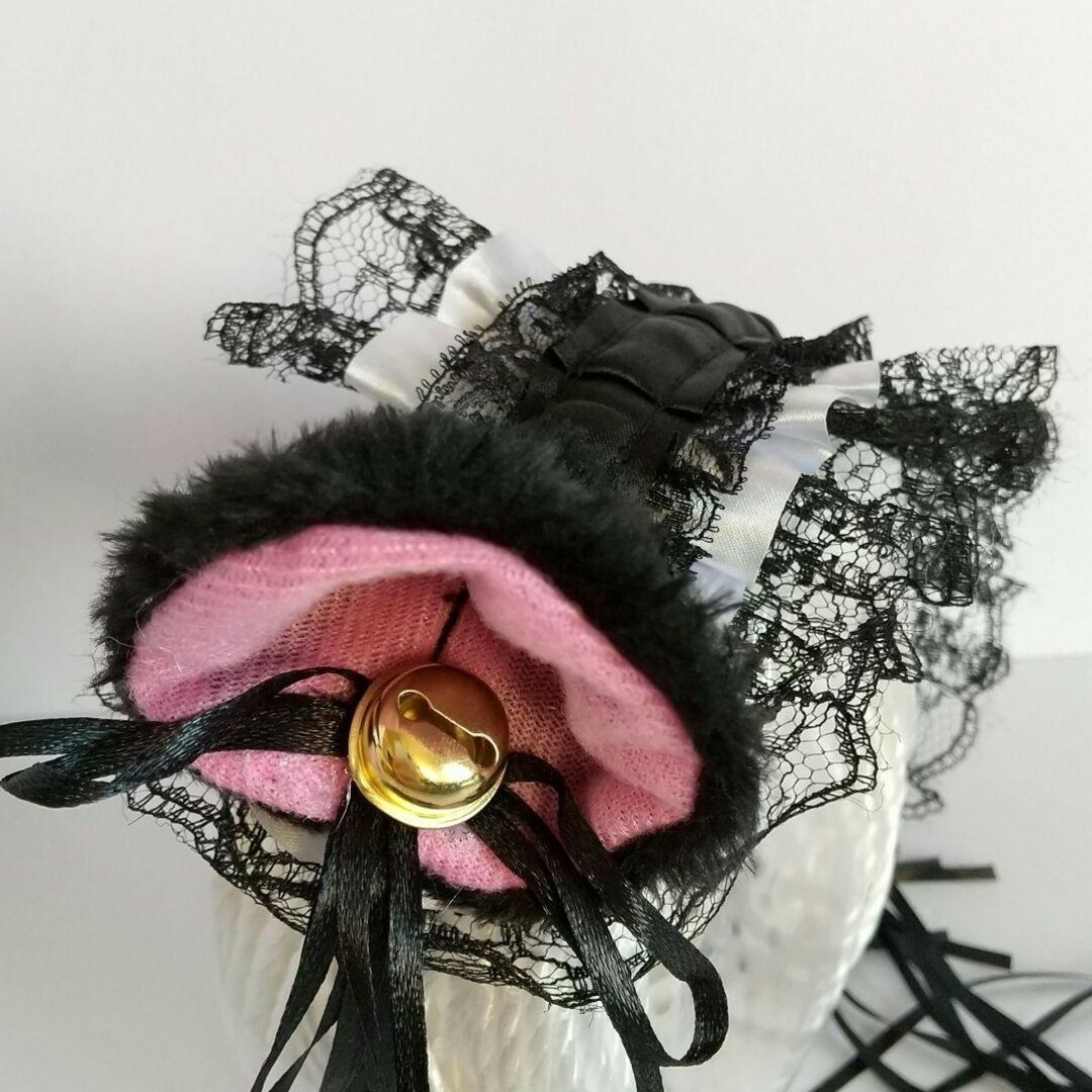 メイド 猫耳 カチューシャ ヘアバンド フリル レース 鈴 ブラック ピンク レディースのヘアアクセサリー(ヘアバンド)の商品写真
