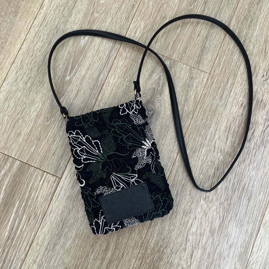 公式・特典付 MURRAL Quartz embroidery minibag (Black