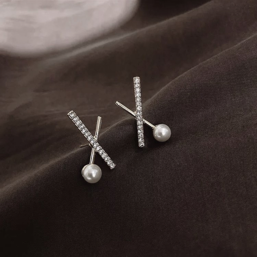 AHKAH(アーカー)の【p14】cross line pearl pierce silver925 レディースのアクセサリー(ピアス)の商品写真