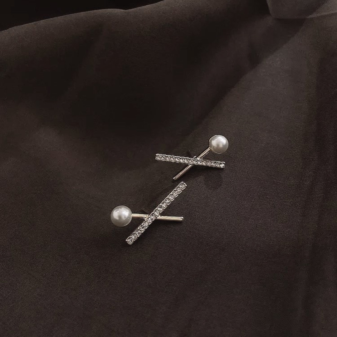 AHKAH(アーカー)の【p14】cross line pearl pierce silver925 レディースのアクセサリー(ピアス)の商品写真