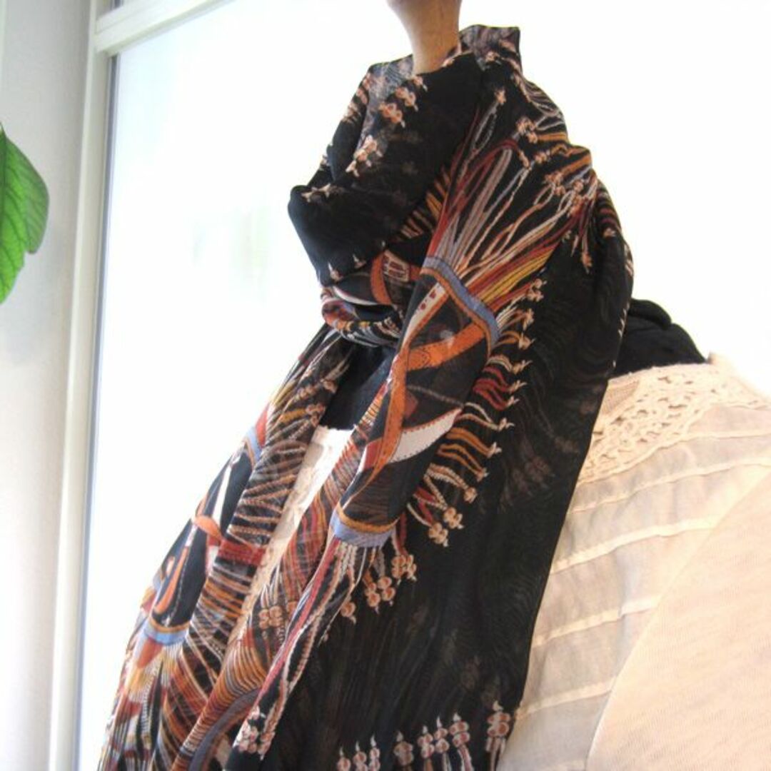 美品　モードなプリントが美しい　薄手シースルーストール　黒　 レディースのファッション小物(ストール/パシュミナ)の商品写真