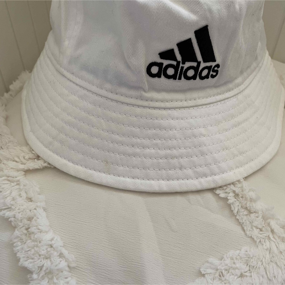 adidas(アディダス)のaddidas ホワイト × バケットハット 3本線  スポーツパフォーマンス レディースの帽子(ハット)の商品写真