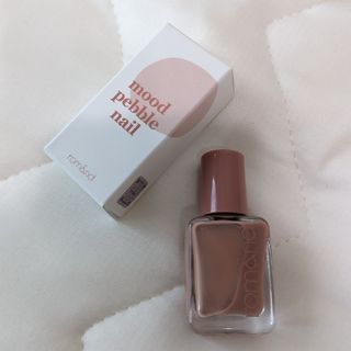 ロムアンド　MOOD PEBBLE NAIL 　19 BARE PEACH(ネイル用品)