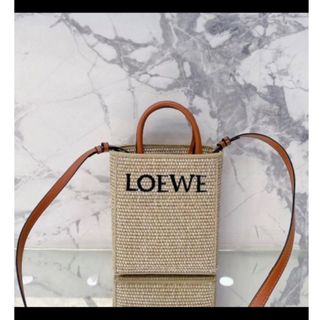 ロエベ(LOEWE)の未使用A5ラフィアショルダーバッグ　カゴバッグサマーバッグショルダーバッグ(かごバッグ/ストローバッグ)