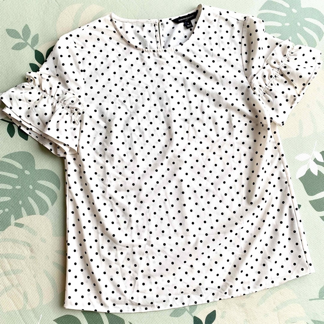 Banana Republic 新品 バナナリパブリック ドット柄ブラウス フリルブラウス 水玉 オフホワイトの通販 by 【7/23まで配送お休み中】チョコミント ストライプ ブラウス バナリパ ザラ hm フィフス グレイル ユニクロ GU
