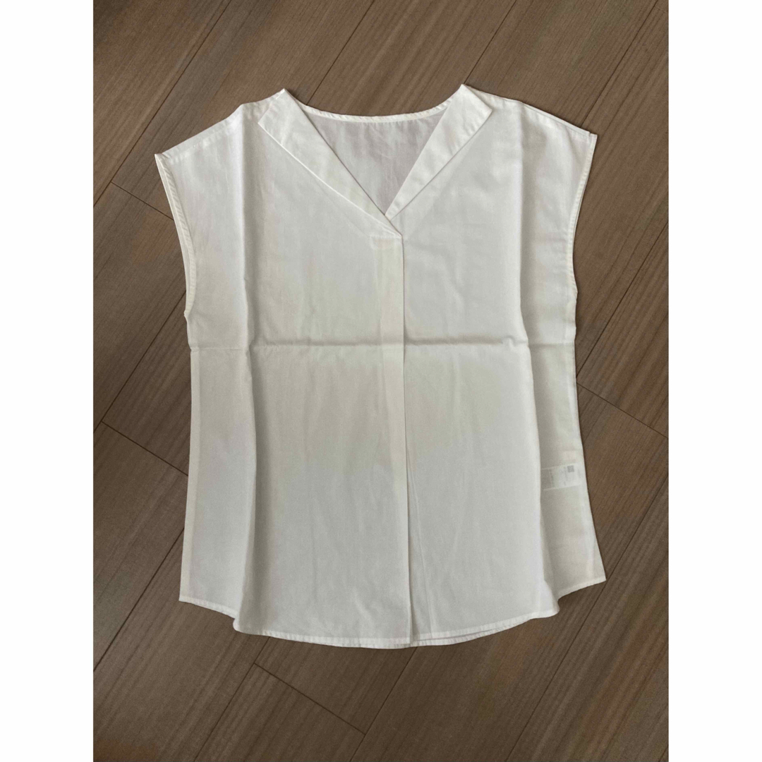 GU(ジーユー)のGU  フレンチスリーブ　ブラウス　未使用 レディースのトップス(シャツ/ブラウス(半袖/袖なし))の商品写真