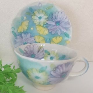 ゆずりは工房の姉妹ブランド 工房風花 爽やかな花舞う (彩粉引花紋青