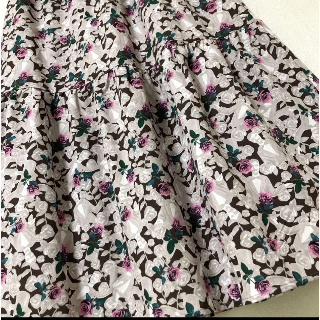 merlot(メルロー)のアンティークな薔薇柄のロングティアードスカート レディースのスカート(ロングスカート)の商品写真