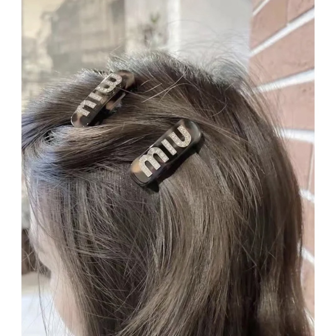 miumiu ミュウミュウ ヘアバレッタ レザーヘアクリップ 新品未使用 miumiu ミュウミュウ ヘアバレッタ レザーヘアクリップ 新品未使用