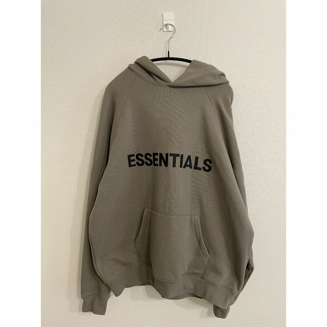 FEAR OF GOD(フィアオブゴッド)のFOG ESSENTIALS FRONT LOGO HOODIE グレー サイズ メンズのトップス(パーカー)の商品写真