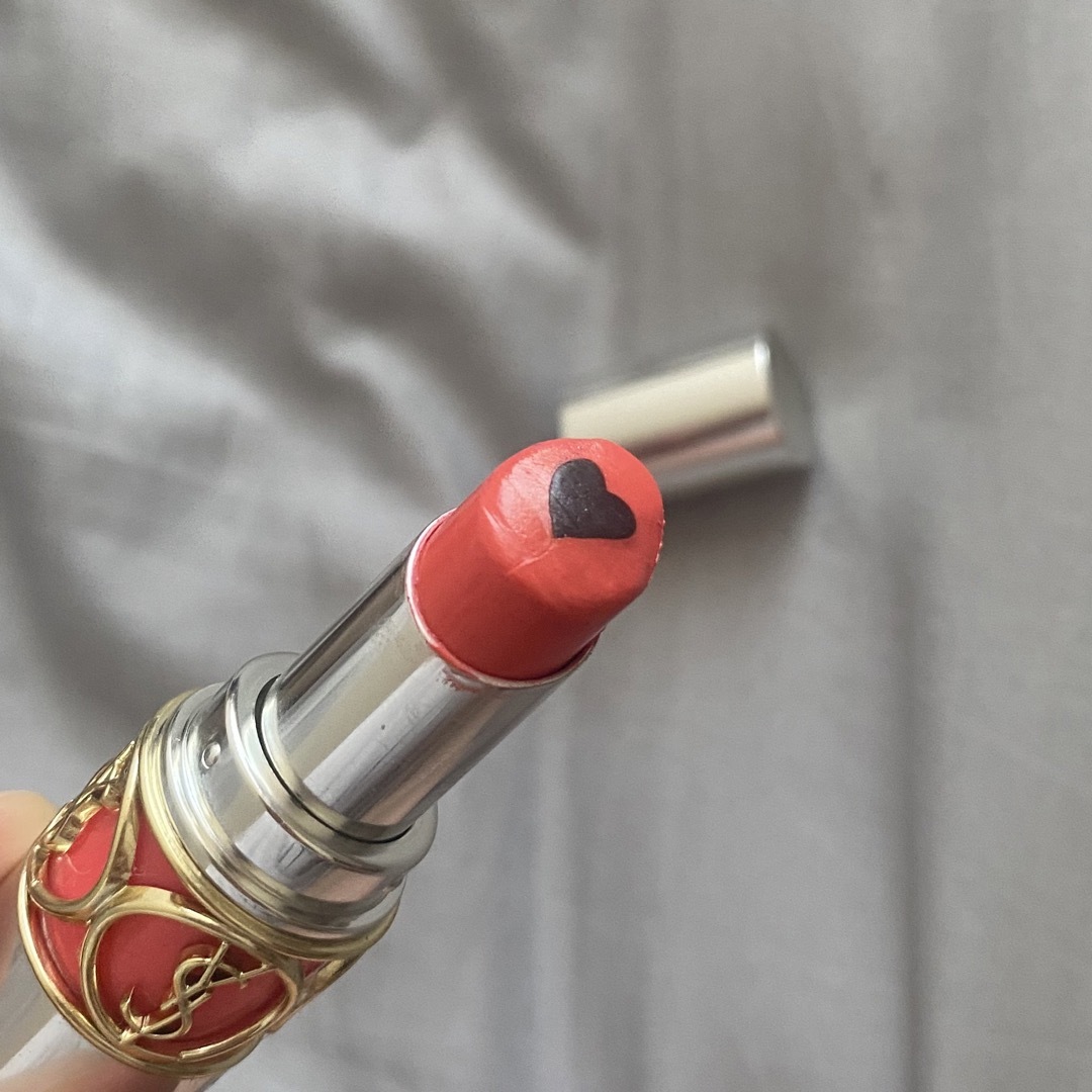 Yves Saint Laurent Beaute(イヴサンローランボーテ)のヴォリュプテプランプインカラー4 コスメ/美容のベースメイク/化粧品(口紅)の商品写真