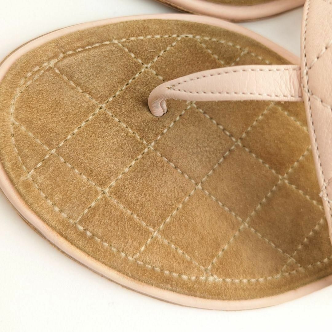 CHANEL(シャネル)の新品そっくりさん⭐CHANELシャネル マトラッセターンロックサンダル37.5C レディースの靴/シューズ(サンダル)の商品写真