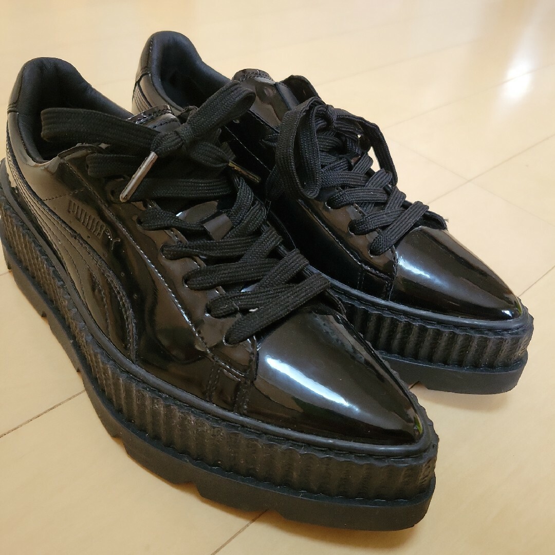 PUMA × FENTY by Rihanna エナメルシューズ スニーカー 黒 - スニーカー