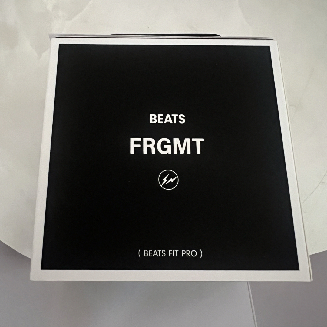 FRAGMENT(フラグメント)のBeats Fit Pro Fragment Designスペシャルエディション スマホ/家電/カメラのオーディオ機器(ヘッドフォン/イヤフォン)の商品写真
