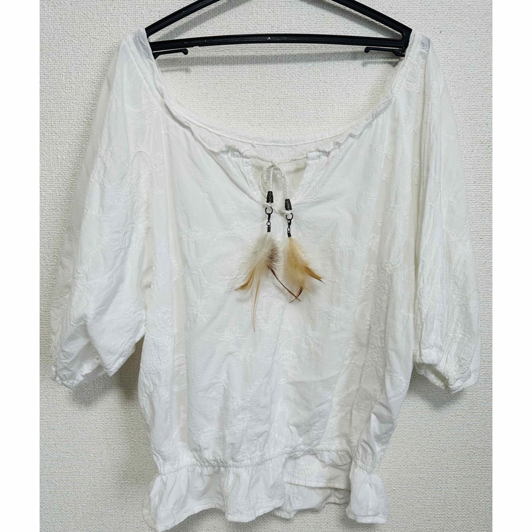 トップス　白　ボリュームスリーブ　シャツ　ブラウス　Mサイズ　羽根付き レディースのトップス(シャツ/ブラウス(半袖/袖なし))の商品写真
