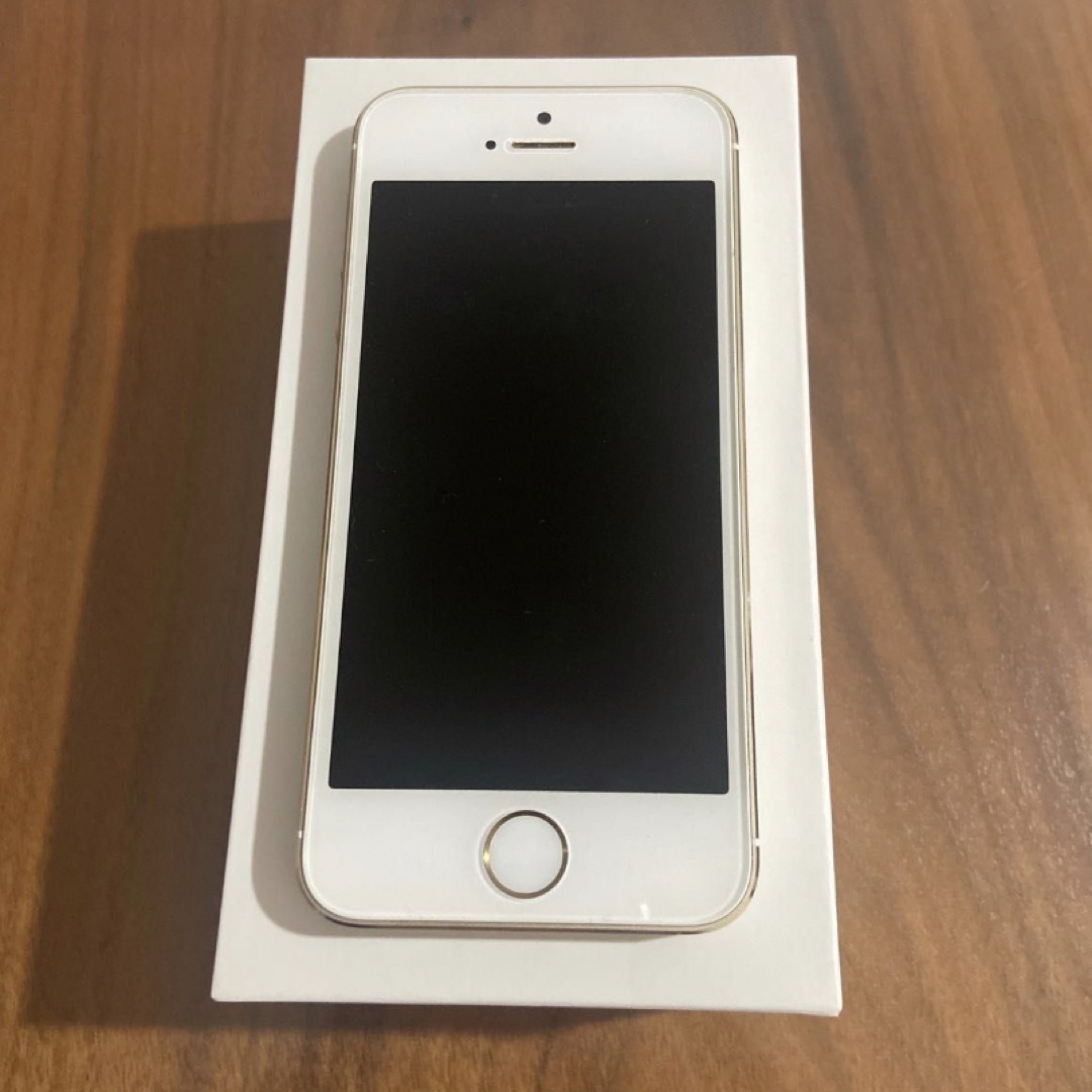 Apple(アップル)のiPhone5s  16GB   Apple  ソフトバンク ゴールド 初期化済 スマホ/家電/カメラのスマートフォン/携帯電話(スマートフォン本体)の商品写真