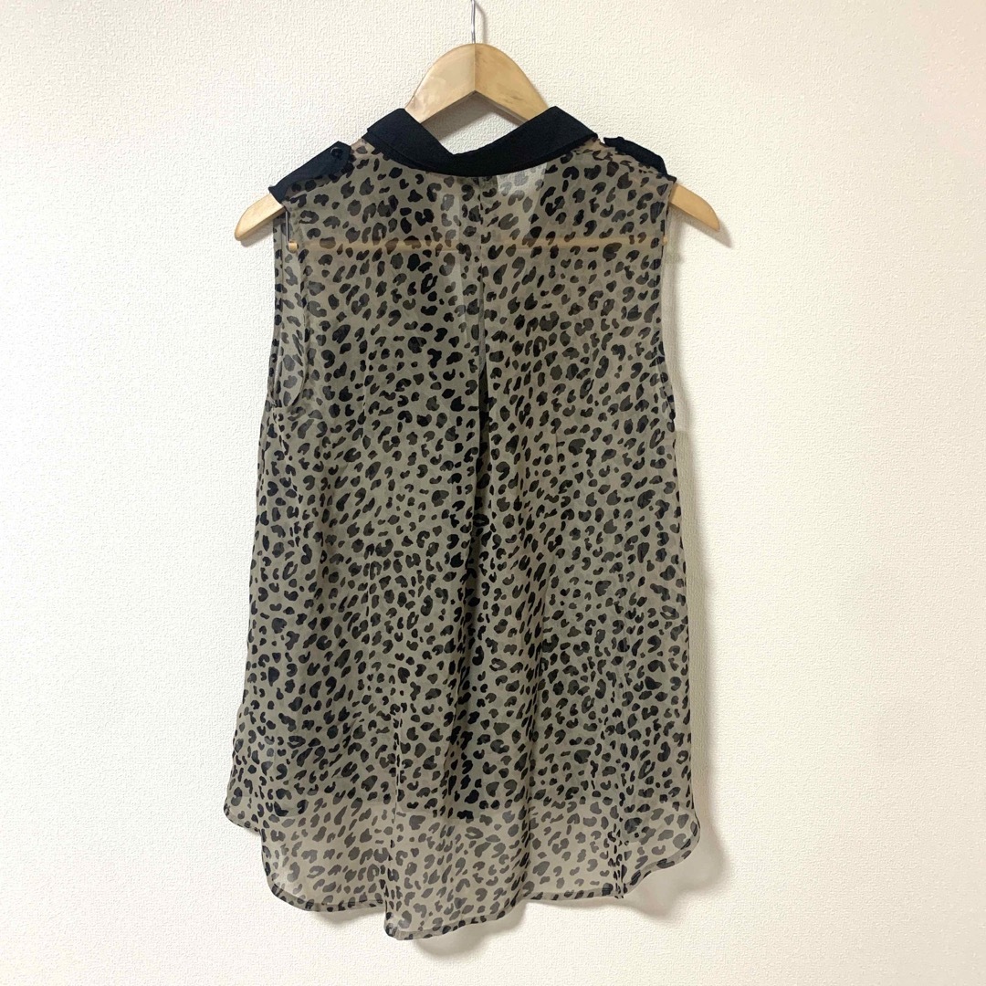 CECIL McBEE(セシルマクビー)の美品　　ヒョウ柄ノースリーブシャツ レディースのトップス(シャツ/ブラウス(半袖/袖なし))の商品写真