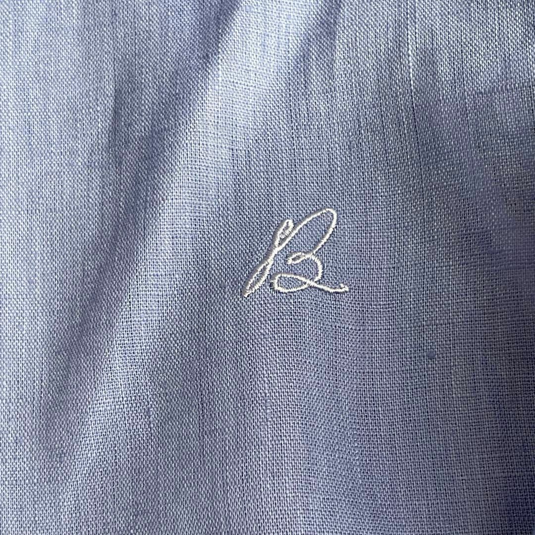 MADISONBLUE(マディソンブルー)の新品未使用　マディソンブルー　マダムシャツリネン　サックスブルー　刺繍ロゴ　2 レディースのトップス(シャツ/ブラウス(長袖/七分))の商品写真