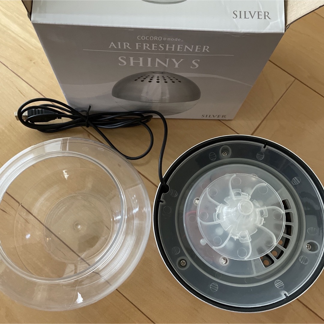 AIR FRESHENER SHINYS／シャイニーS ／シルバー／空気清浄機 コスメ/美容のリラクゼーション(アロマディフューザー)の商品写真