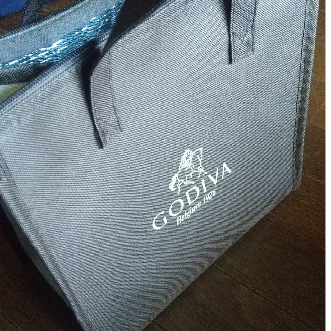 GODIVA(ゴディバ)の【新品未使用】GODIVA 保冷バッグ インテリア/住まい/日用品のキッチン/食器(弁当用品)の商品写真