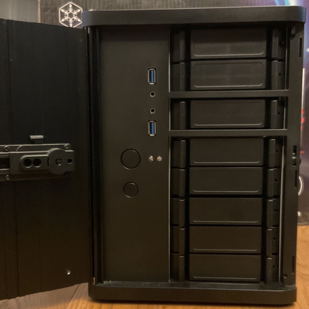 自作PC NAS ストレージ8台収容可 サーバー向け省電力マザー使用