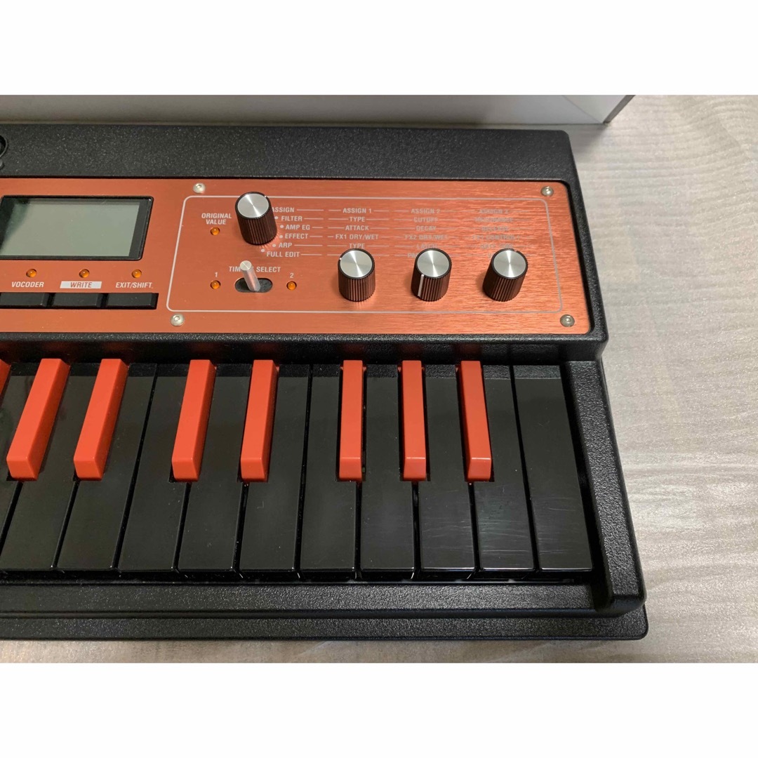 KORG(コルグ)のKORG microkorg xl+ BKRD 限定カラー 楽器の鍵盤楽器(キーボード/シンセサイザー)の商品写真