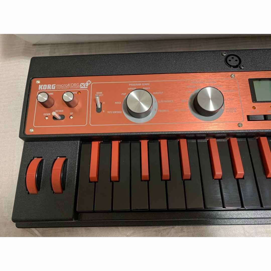 KORG(コルグ)のKORG microkorg xl+ BKRD 限定カラー 楽器の鍵盤楽器(キーボード/シンセサイザー)の商品写真