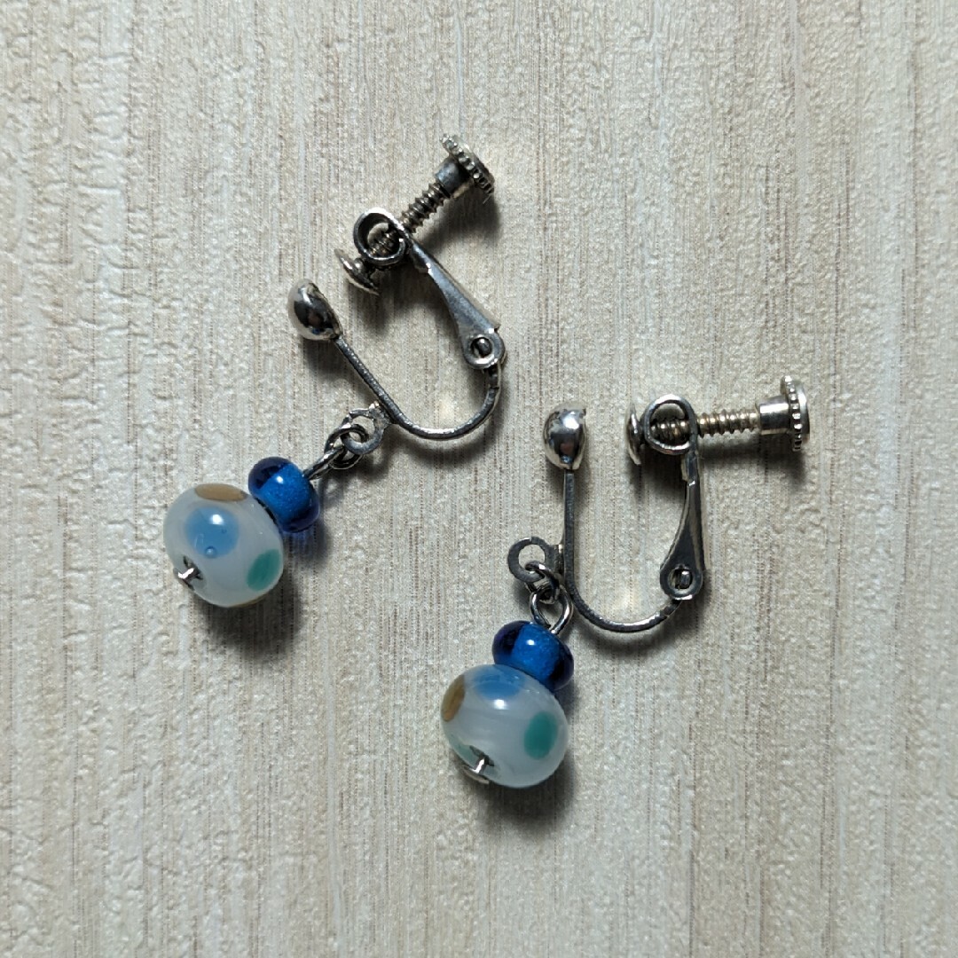 ハンドメイド☆２段ガラスのイヤリング ブルー ホワイト ハンドメイドのアクセサリー(イヤリング)の商品写真