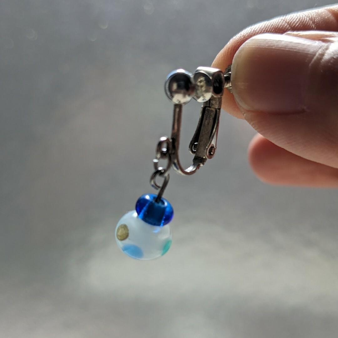 ハンドメイド☆２段ガラスのイヤリング ブルー ホワイト ハンドメイドのアクセサリー(イヤリング)の商品写真