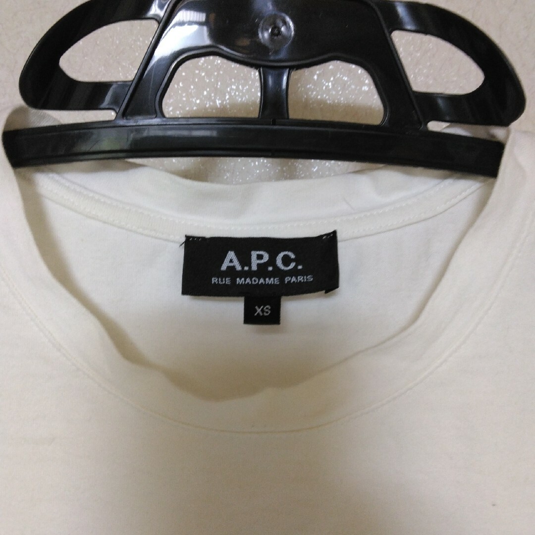 A.P.C(アーペーセー)のＡＰＣ　定番ロゴ　ホワイトΤシャツ　日本製　サイズＸＳ レディースのトップス(Tシャツ(半袖/袖なし))の商品写真