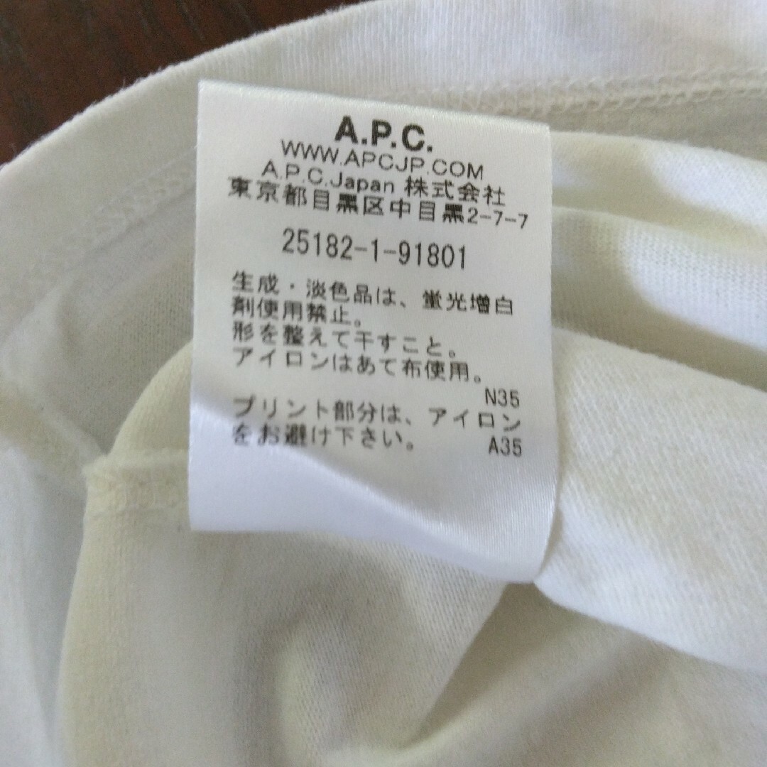 A.P.C(アーペーセー)のＡＰＣ　定番ロゴ　ホワイトΤシャツ　日本製　サイズＸＳ レディースのトップス(Tシャツ(半袖/袖なし))の商品写真