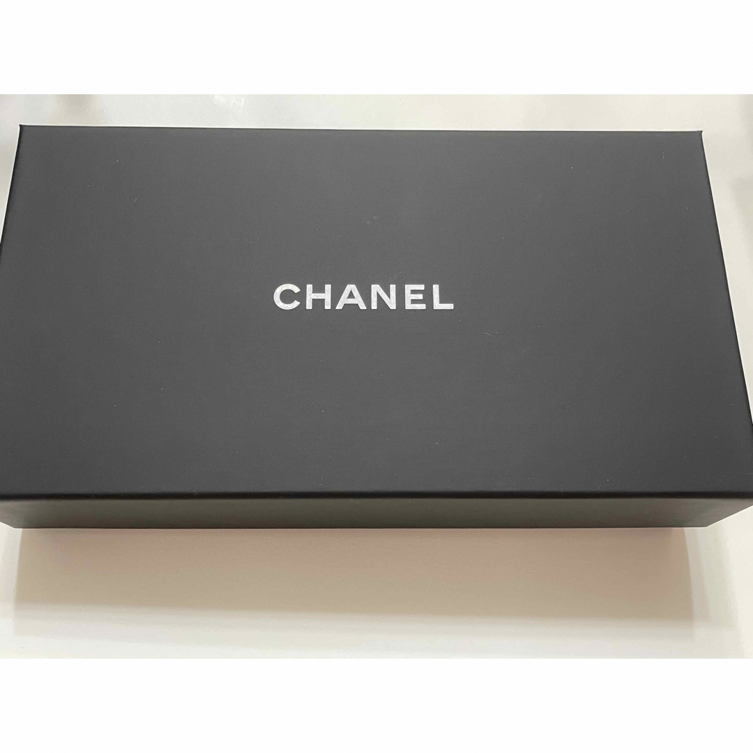 CHANEL(シャネル)のCHANEL シャネル　ヘアバンド　ココマーク　リボン　ブラック　黒　新品　限定 レディースのヘアアクセサリー(ヘアバンド)の商品写真