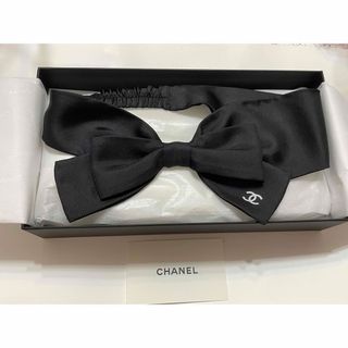 シャネル(CHANEL)のCHANEL シャネル　ヘアバンド　ココマーク　リボン　ブラック　黒　新品　限定(ヘアバンド)