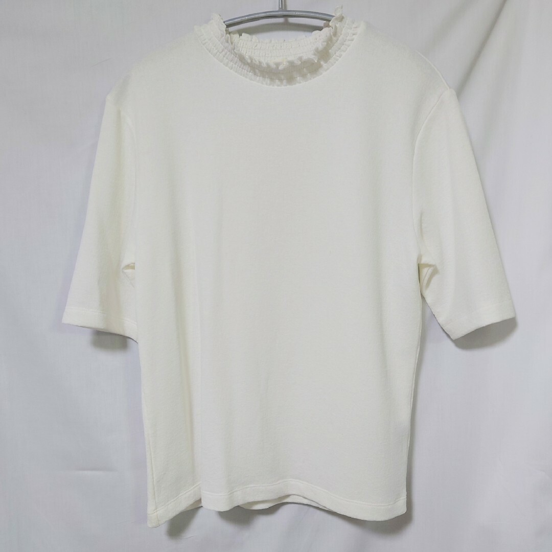 GU(ジーユー)の新品 未使用 GU フリルネックシャツ 半袖 オフホワイト XXL レディースのトップス(Tシャツ(半袖/袖なし))の商品写真