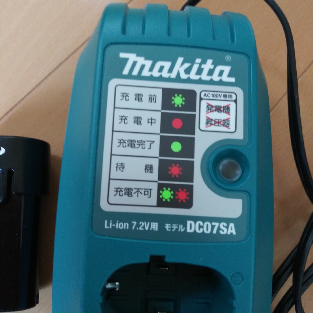 makita DC07SA 充電器　7.2V用　バッテリBL7010 スマホ/家電/カメラのスマートフォン/携帯電話(バッテリー/充電器)の商品写真